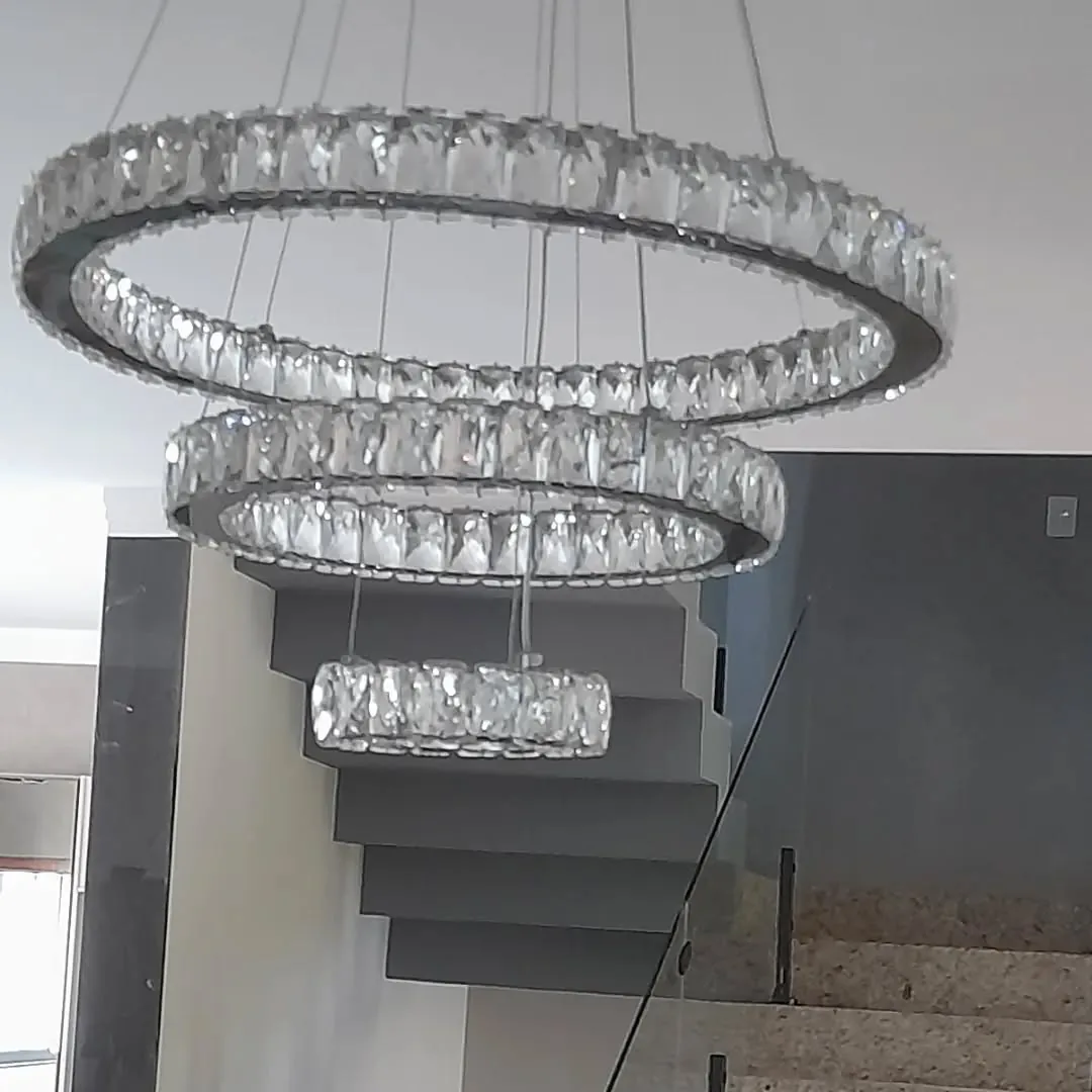 Lustre premium em anéis de cristal